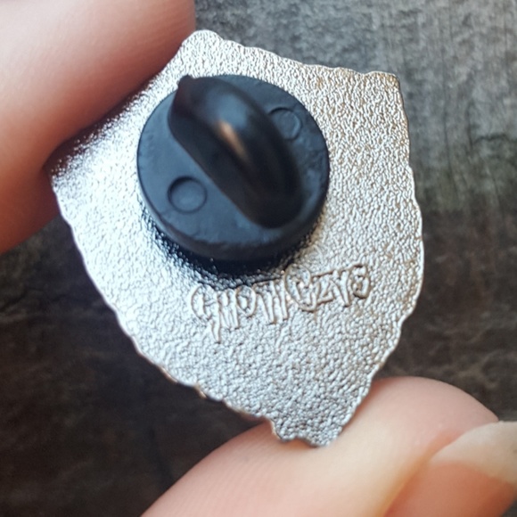 Pie-lian Shield 1" Enamel Pin - Picture 2 of 3